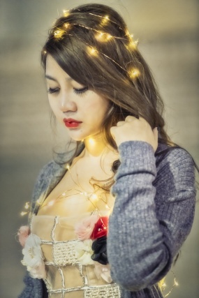 低眸撩发亚洲美女图片